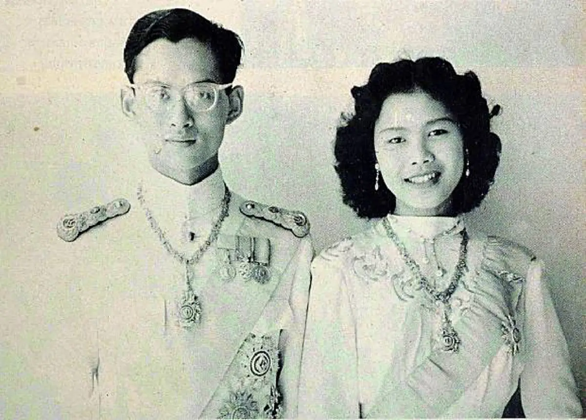 2 พระองค์ ทรงเป็นแบบอย่างการเริ่มต้นสร้างครอบครัว แม้งาน ราชาภิเษกสมรสพระราชพิธีที่เรียบง่ายแทบจะเรียกได้ว่า สิ้นเปลืองน้อยที่สุดในโลก