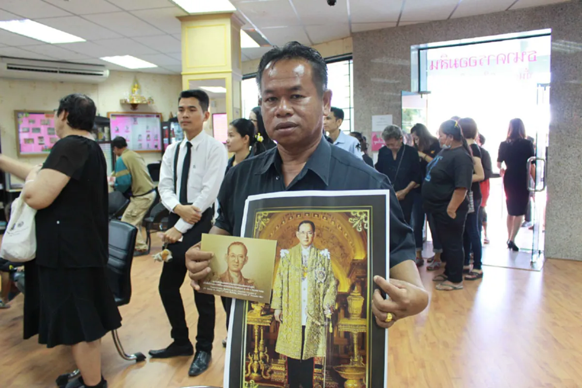 หมดเกลี้ยง ไม่ถึงชั่วโมง!! ชาวกาฬสินธุ์ แห่แลกธนบัตรที่ระลึก ในหลวง ร.9 คึกคัก หวังเก็บเป็นสมบัติให้ลูก-หลานได้ชื่นชม!!