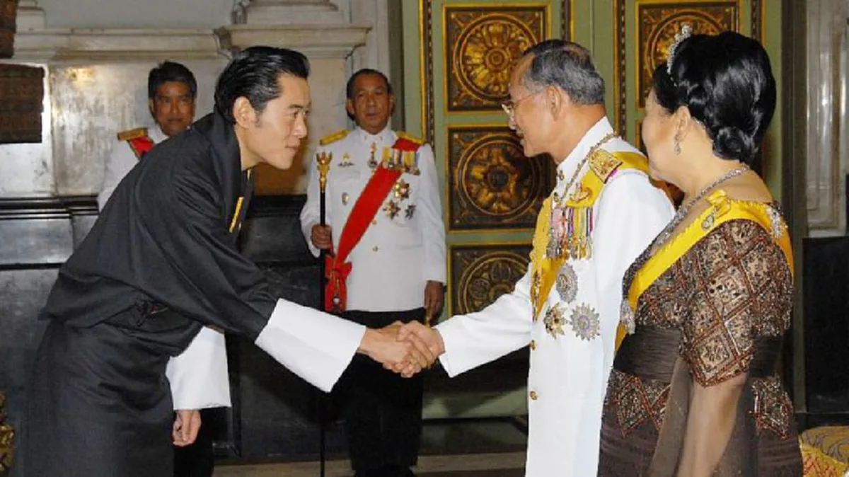 คนไทยสุดซาบซึ้งใจ หลังลูกเรือสายการบินภูฏาน เปลี่ยนยูนิฟอร์ม เป็นชุดสีดำ ร่วมไว้อาลัยในหลวงรัชกาลที่ 9 ยิ่งมองที่เสื้อถึงกับน้ำตาไหล