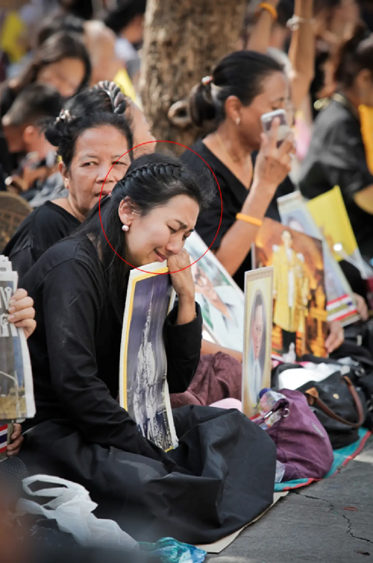 พบแล้ว!!!  "ครูแหมว"  1  ใน  11  บุคคล 9  ภาพประวัติศาสตร์   เจ้าตัวเผยเป็นเกียรติสูงสุดแก่ครอบครัว น้อมนำคำพ่อสอนเป็นแบบอย่างในชีวิต