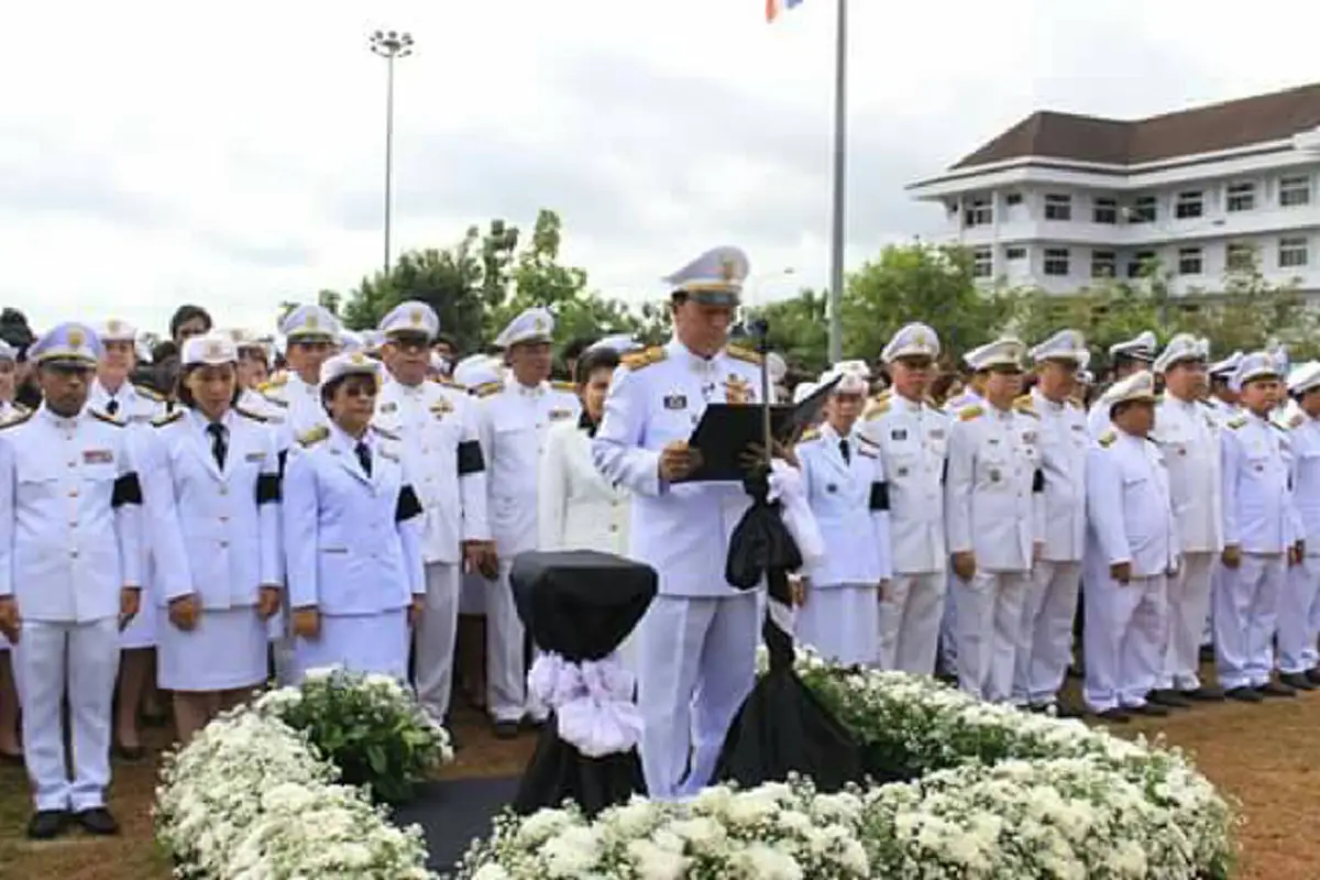 สุดตระการตา!! ชาวชุมพรกว่า 1 หมื่นคน ร่วมสำนึกในพระมหากรุณาธิคุณ แสดงความไว้อาลัยแด่ในหลวง ร.9