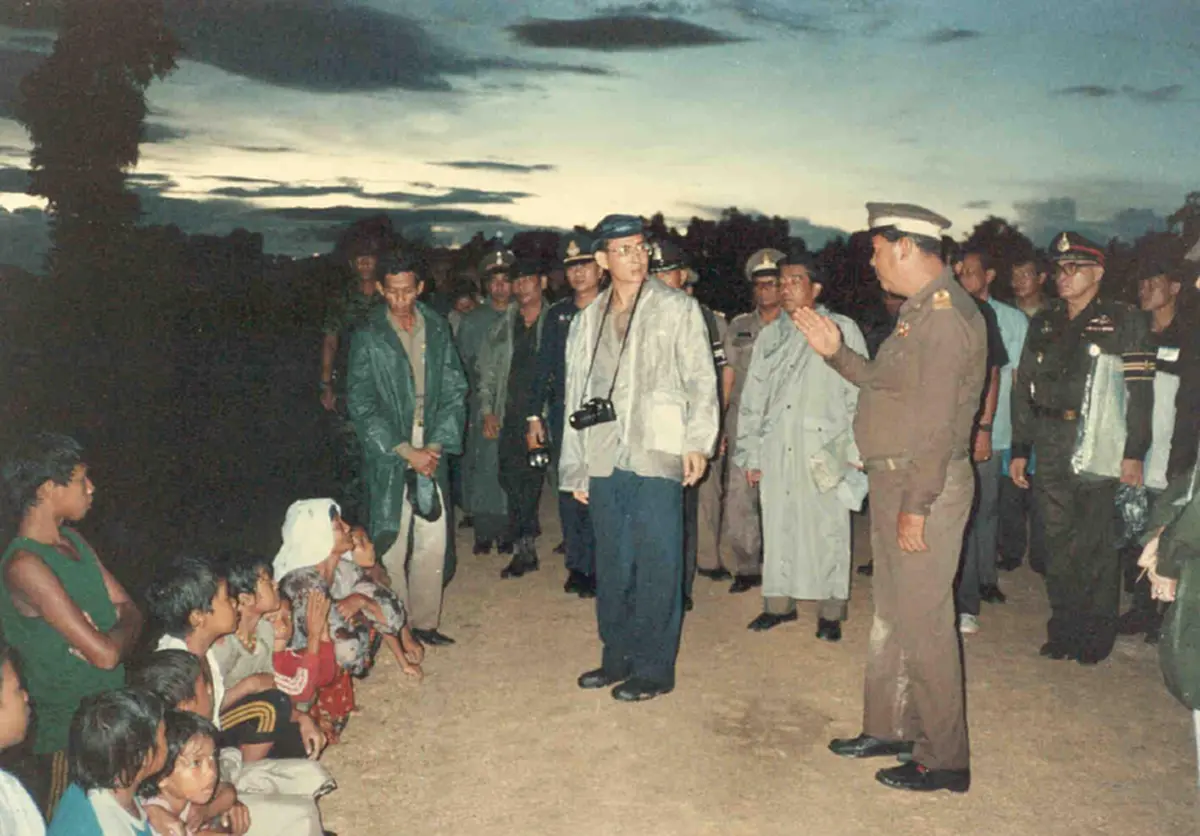 รวมภาพพระบรมฉายาลักษณ์ "พระบาทสมเด็จพระเจ้าอยู่หัวในพระบรมโกศ"ทรงตรากตรำพระวรกาย ยิ่งดูยิ่งซึ้ง ไม่แปลกใจทำไมคนไทยถึงรักพระองค์มากขนาดนี้ ?!