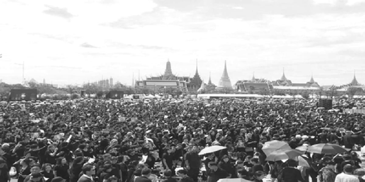 โลกได้ประจักษ์แล้ว !!! สื่อนอกตีข่าวคนไทยหลั่งน้ำตาร่วมร้องเพลงสรรเสริญพระบารมีกึกก้อง