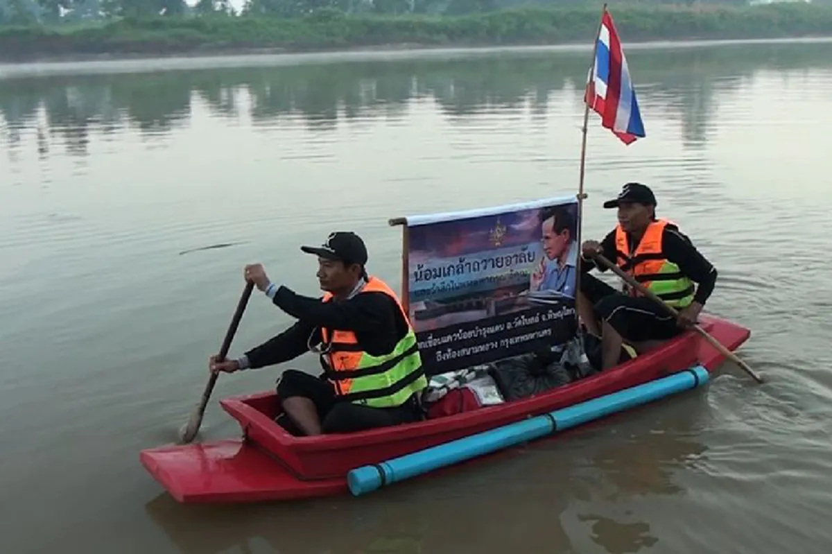เห็นแล้วอึ้ง..รู้แล้วซึ้งเลย!2โชเฟอร์รถตู้พายเรือจากพิษณุโลกตั้งใจเข้ากราบพระบรมศพผ่าน14วันแต่ใจสู้ประจักษ์ให้โลกรู้พระมหากรุณาธิคุณพ่อหลวง