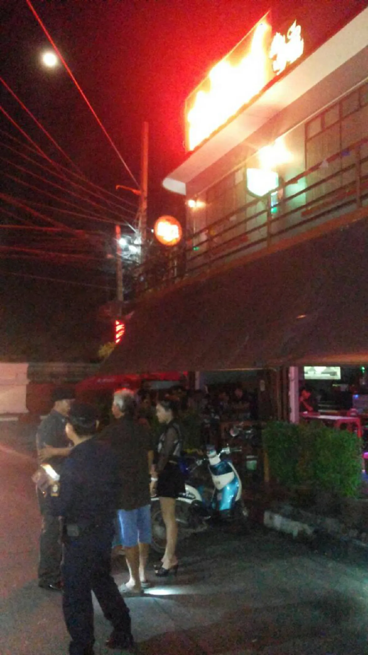 ร้านเหล้าเส้นใหญ่เมืองสิงห์ เปิดเพลงเสียงดัง เปิดเกินเวลาทั้งที่บ้านเมืองกำลังโศกเศร้า โดนสั่งปิดแต่ทหารยศพ.อ. โทรเคลียร์