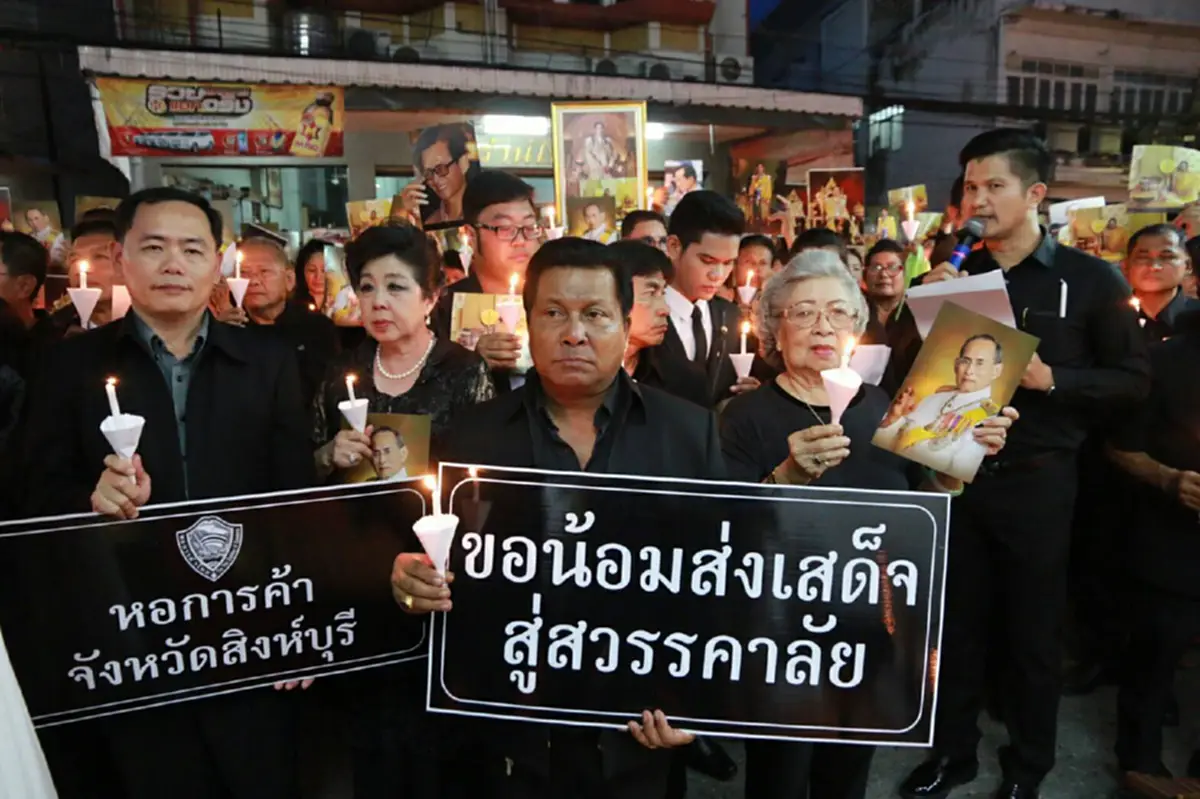 พ่อเมืองสิงห์บุรี นำพสกนิกรจุดเทียนแสดงความอาลัย ร้องเพลงสรรเสริญพระบารมีดังกึกก้อง