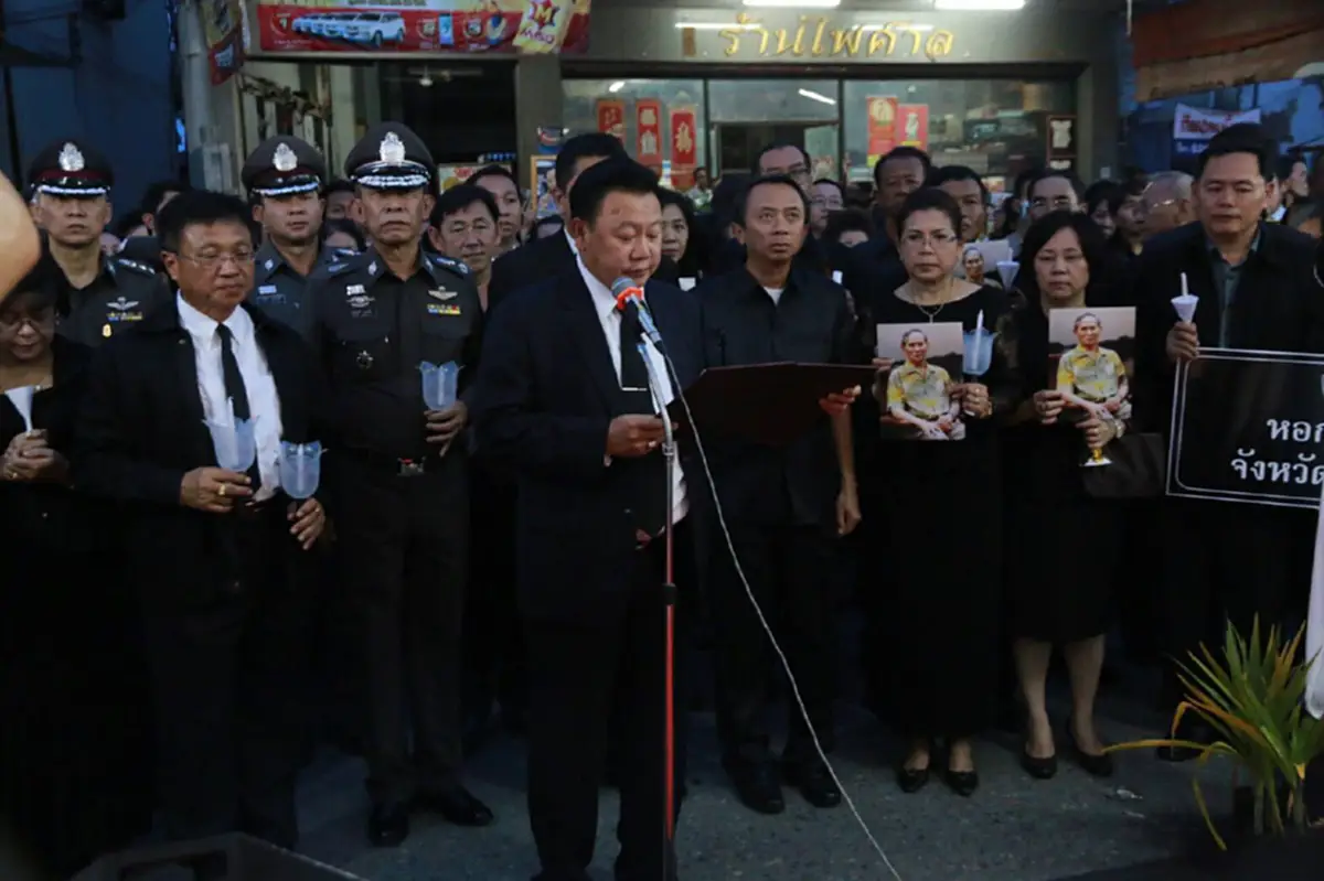 พ่อเมืองสิงห์บุรี นำพสกนิกรจุดเทียนแสดงความอาลัย ร้องเพลงสรรเสริญพระบารมีดังกึกก้อง