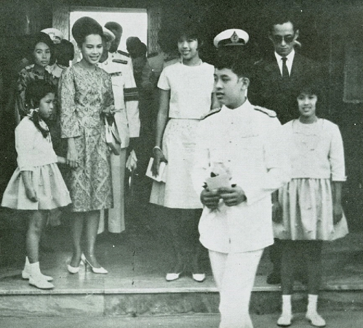 เซฟเก็บไว้ ชั่วลูกชั่วหลาน!! รวมพระฉายาลักษณ์ หาชมยาก "สมเด็จพระบรมฯ" ด้วยพระอิริยาบถ ผ่อนคลาย ที่หลายคนอาจยังไม่เคยเห็น!!