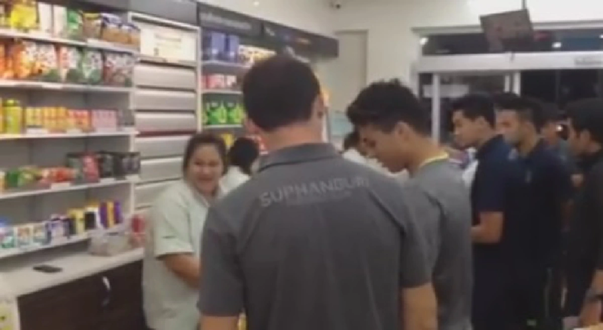 โอ๊ยเขิน!!! พนักงาน 7-11 ถึงขั้นมือไม้สั่น เมื่อเจอ สามีแห่งชาติ เห็นแล้วอิจฉาแรง!!! (ชมคลิป)