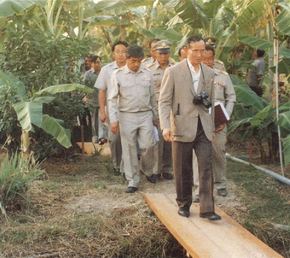 ธ สถิตในดวงใจไทยนิรันดร์...การเสด็จพระราชดำเนินในถิ่นทุรกันดารของในหลวง ร.๙ โพลชี้นี่คือภาพความทรงจำที่ตราตรึงในหัวใจของคนไทย