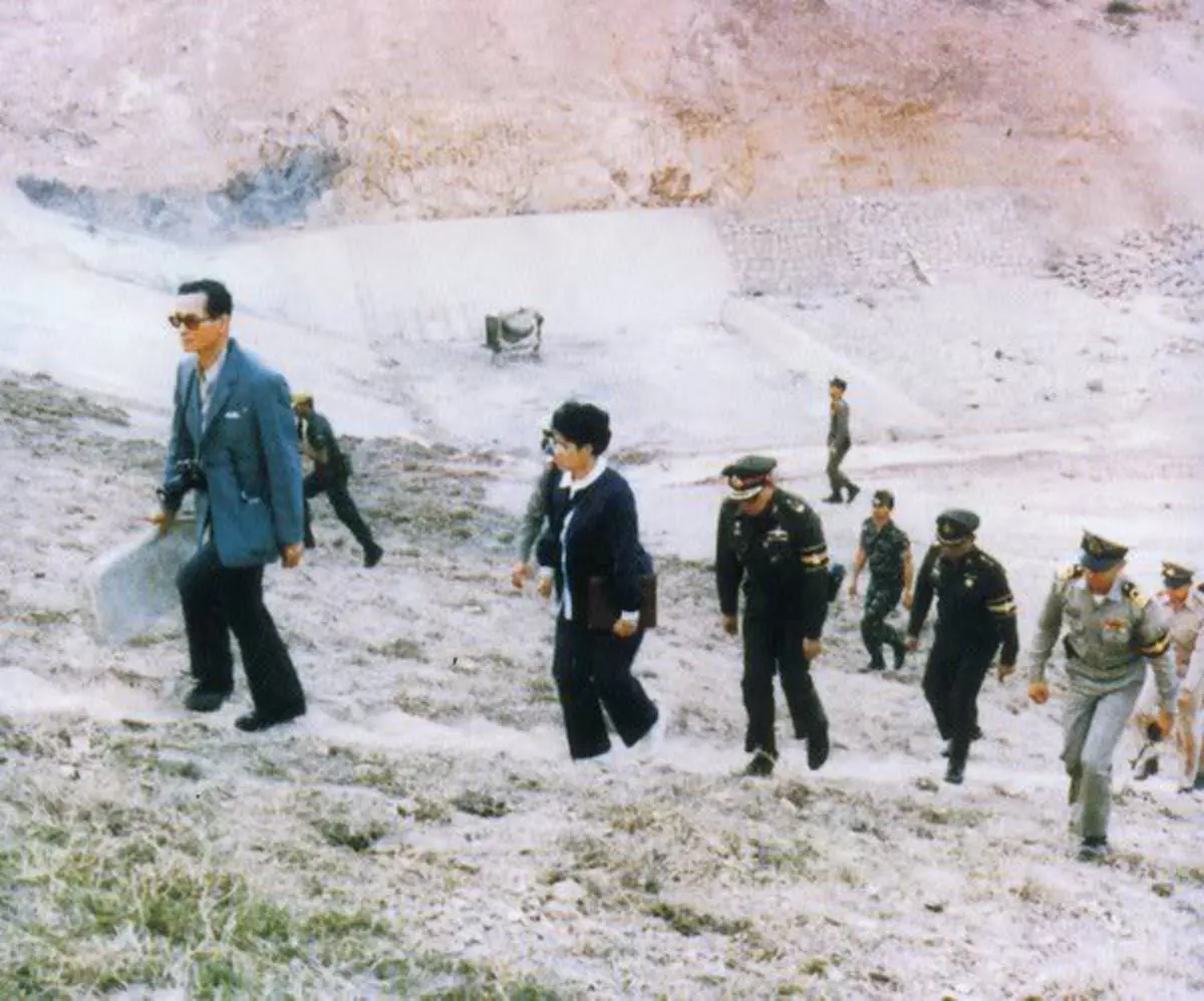 "เมื่อในหลวง ทรงทำสงคราม กับตัวยึกยือ"  อีกหนึ่งเรื่องราวที่พสกนิกรชาวไทยต้องอ่าน