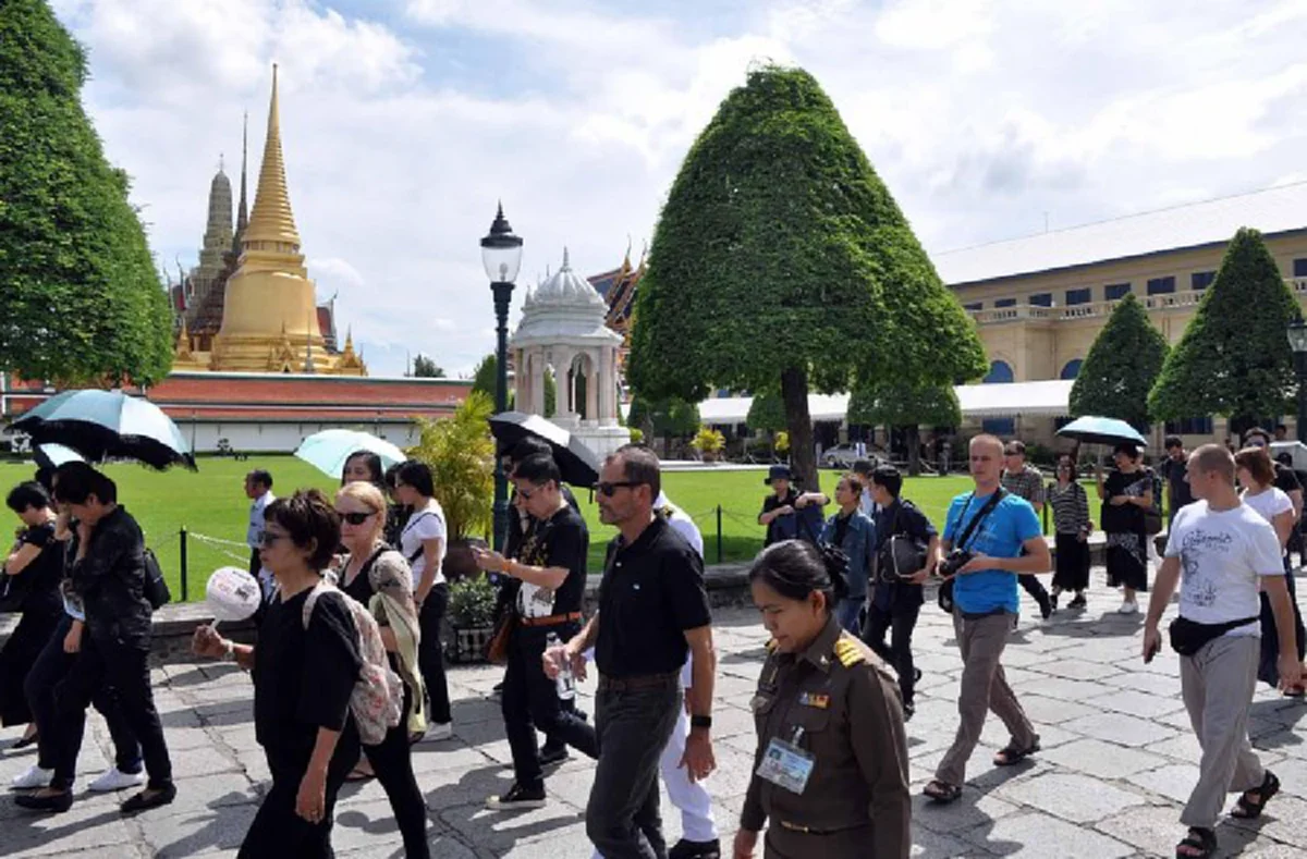 แชร์สนั่น !! แหม่มสาวจัดเต็ม ใส่ผ้าไทย นุ่งผ้าถุง เข้ากราบสักการะวัดพระแก้ว !! (ภาพ+รายละเอียด) 