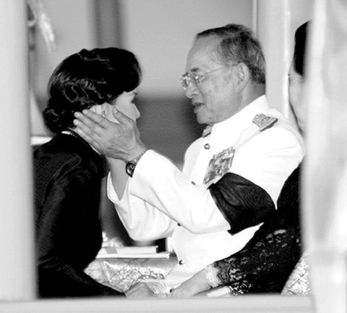 ท่านไม่จากเราไปไหน...ทูลกระหม่อมหญิงอุบลรัตนฯ โพสต์ภาพพระบรมฉายาลักษณ์ทรงอุ้มพระองค์ครั้งวัยเยาว์ พร้อมข้อความสุดซึ้งน้ำตาปริ่ม # Still on my mind