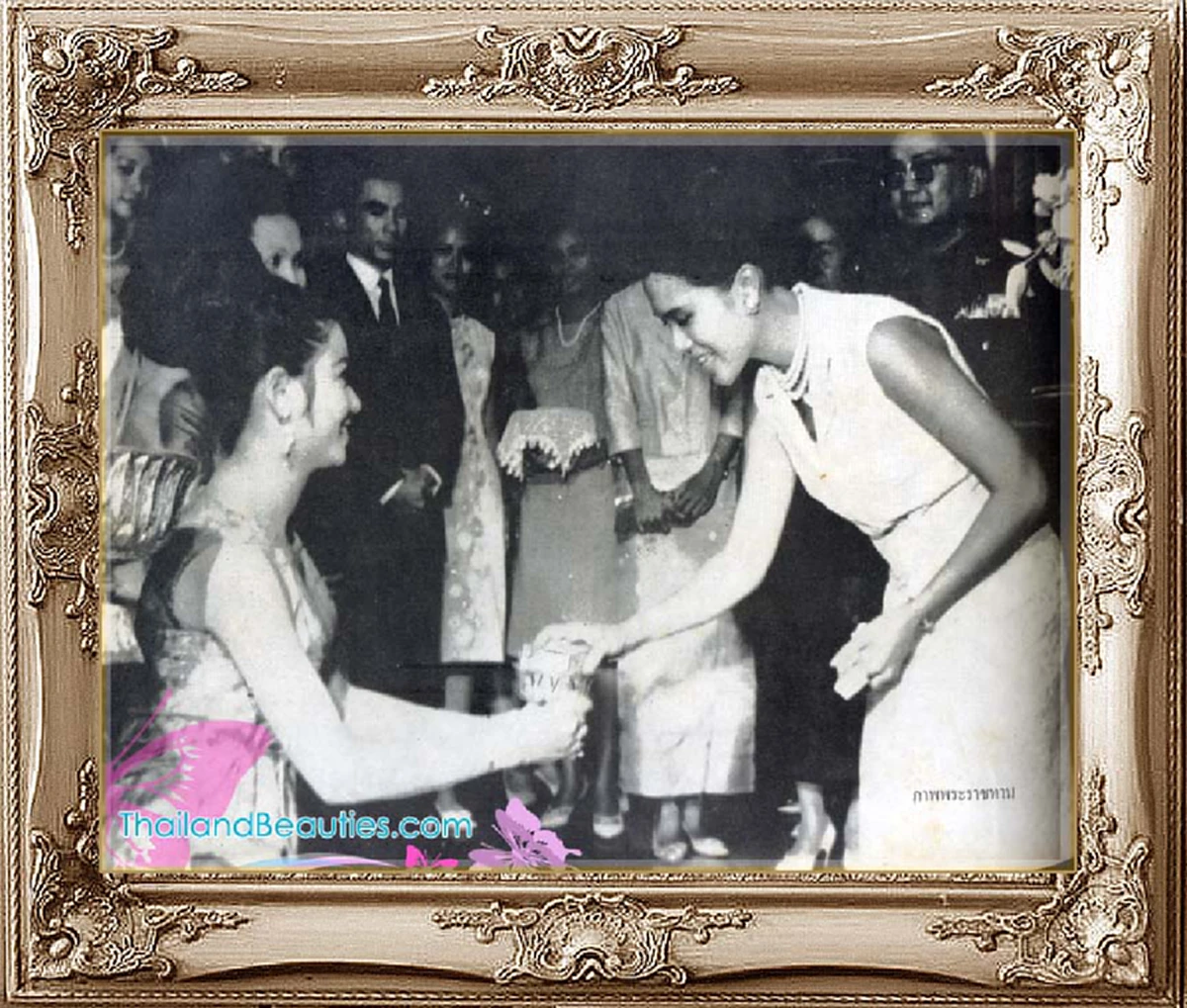 เป็นพระมหากรุณาธิคุณ.. สมเด็จพระราชินี ทรงสรรแบบผมด้วยพระหัตถ์ ให้แก่ "ปุ๊ก อาภัสรา" คว้านางงามโลก!!