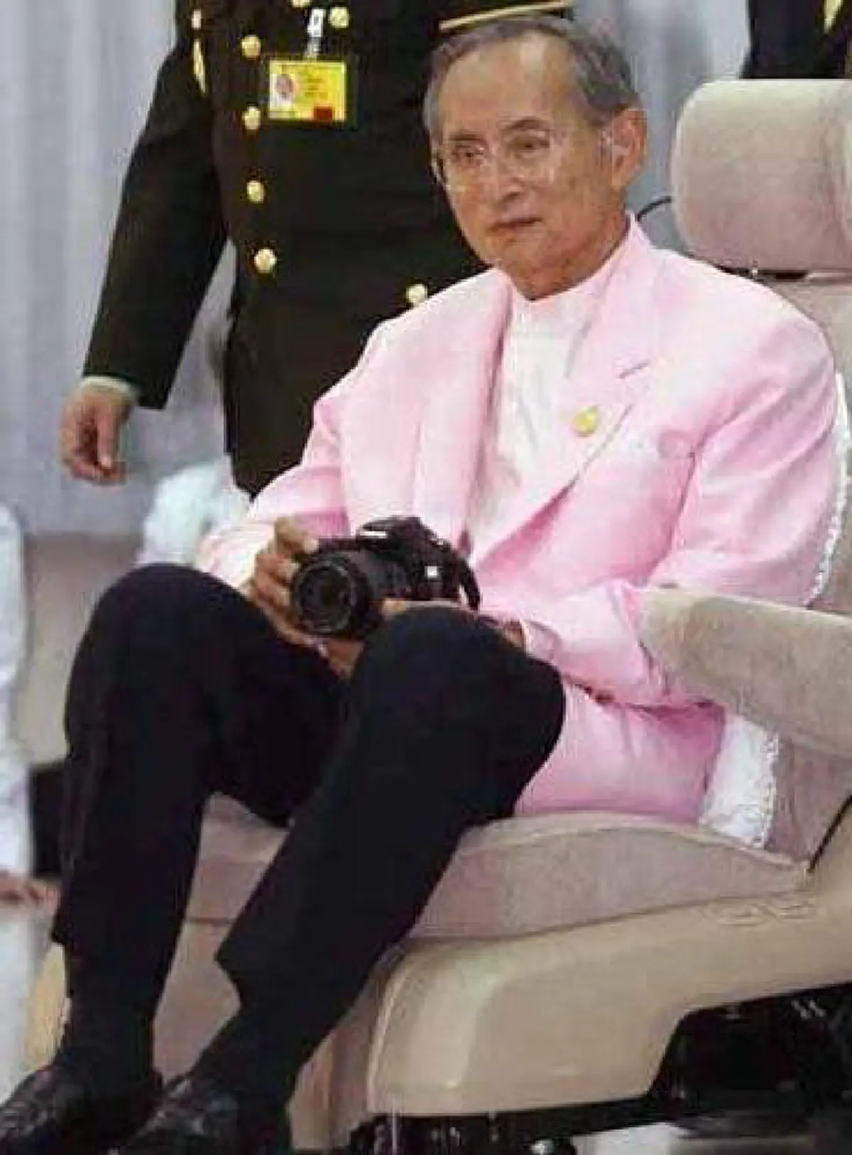 พ่อเห็นเราเสมอ.. "ในหลวงร.๙" ถ่ายคลิปวิดีโอประชาชน จากชั้น๑๖ รพ.ศิริราช ด้วยพระองค์เอง!!(มีคลิป)