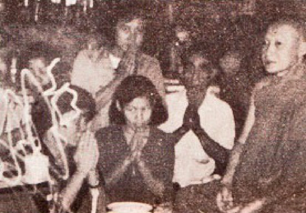 ปริศนาที่รอวันคลี่คลาย!! "ไฟในบาตร" และ "แสงประหลาด" ในภาพถ่ายของพระอาจารย์จวน...เกิดจากอะไรกันแน่?!!