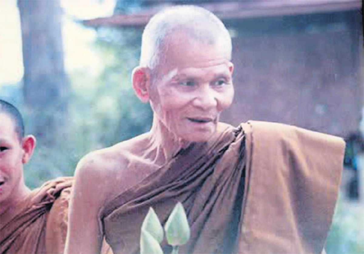 สุริยคราสเย็นนี้ มีของดีพกหรือยัง มาชม...พระผงเนื้อเก้าบัง จาก หลวงปู่คำพันธ์ เกจิดังลุ่มน้ำโขง  