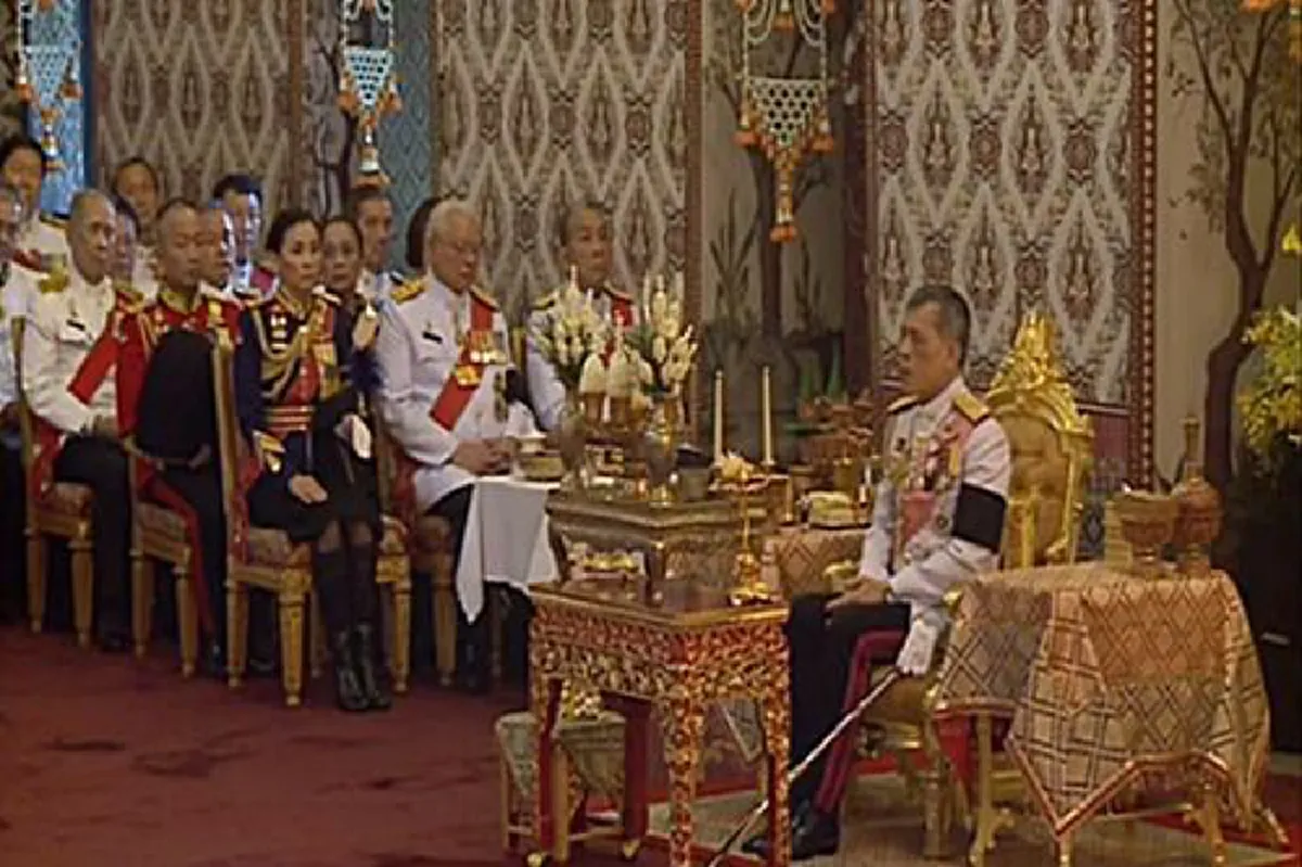 "สมเด็จพระเจ้าอยู่หัวมหาวชิราลงกรณ บดินทรเทพยวรางกูร"  เสด็จพระราชดำเนินทรงบำเพ็ญพระราชกุศล สตมวาร (100 วัน) พระบรมศพ ในหลวง ร.9