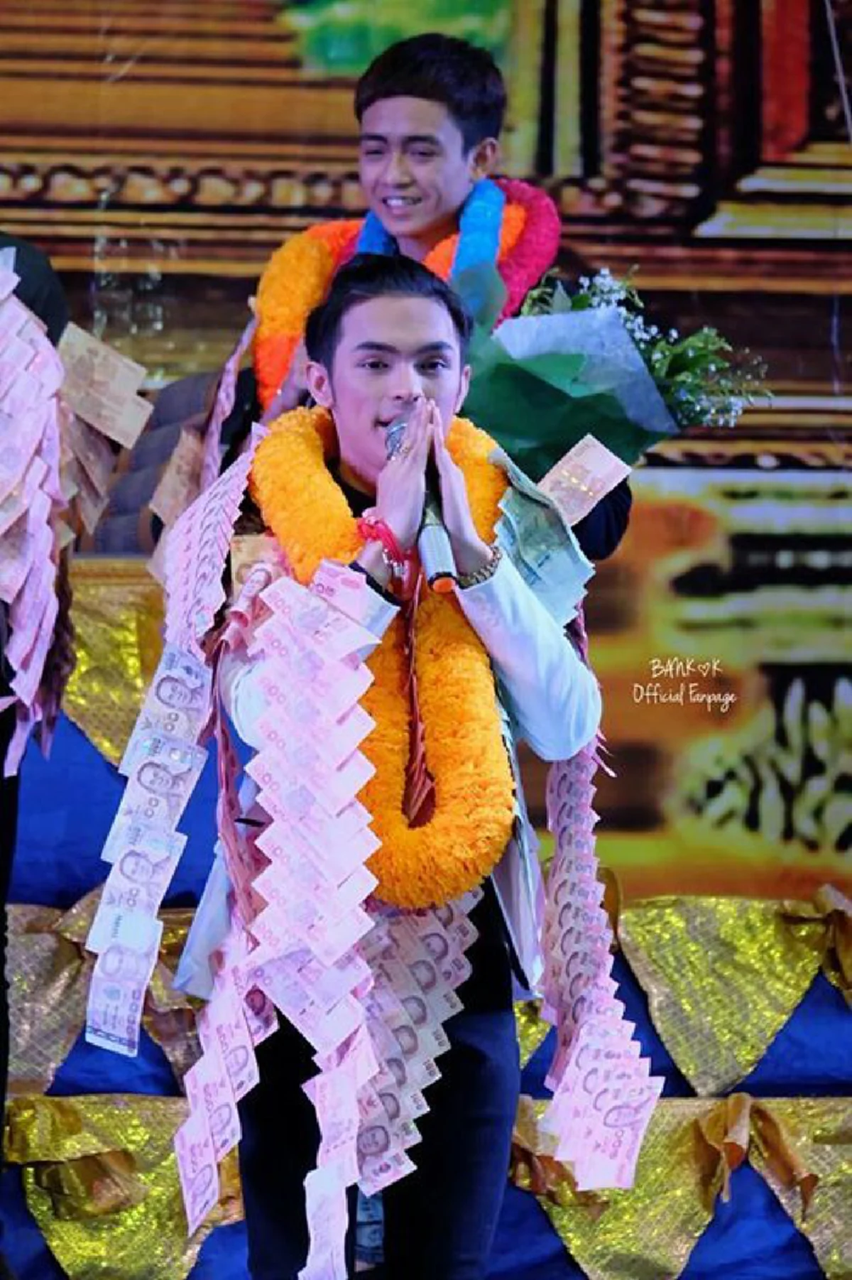 โอ้ว่าอลังการ!! วัดแตกแน่ๆ เมื่อแม่ยกจับมือแฟนคลับประกาศมอบ1ล้านให้ "ลิเกกตัญญู ศรราม น้ำเพชร" ใช้โปรยทานในงานเข้าอุปสมบททดแทนคุณพ่อแม่