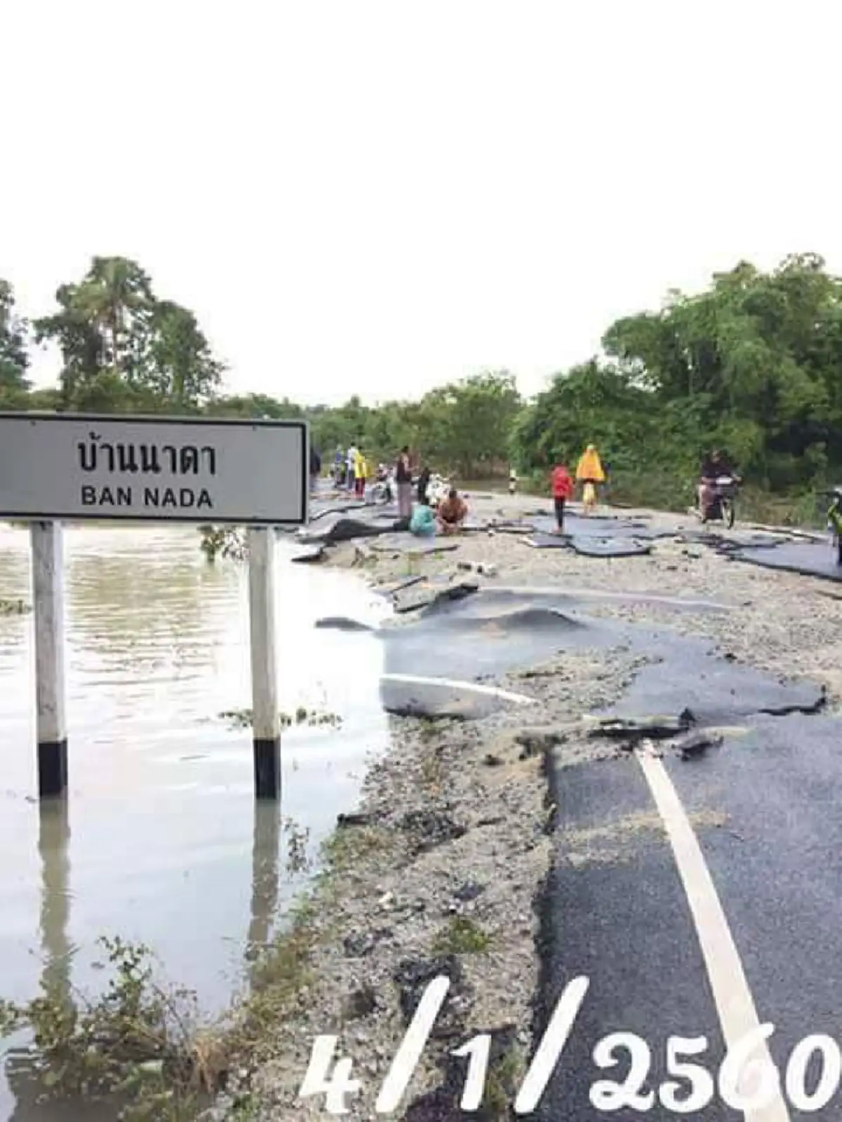 แชร์ว่อน!!! ชาวบ้านถึงสาปแช่ง เห็นถนนลาดยางโดนน้ำท่วมแป๊บๆ หลุดร่อนไม่เหลือสภาพ งานนี้มีคำถาม...มาตรฐานอยู่ไหน??  (ภาพ)