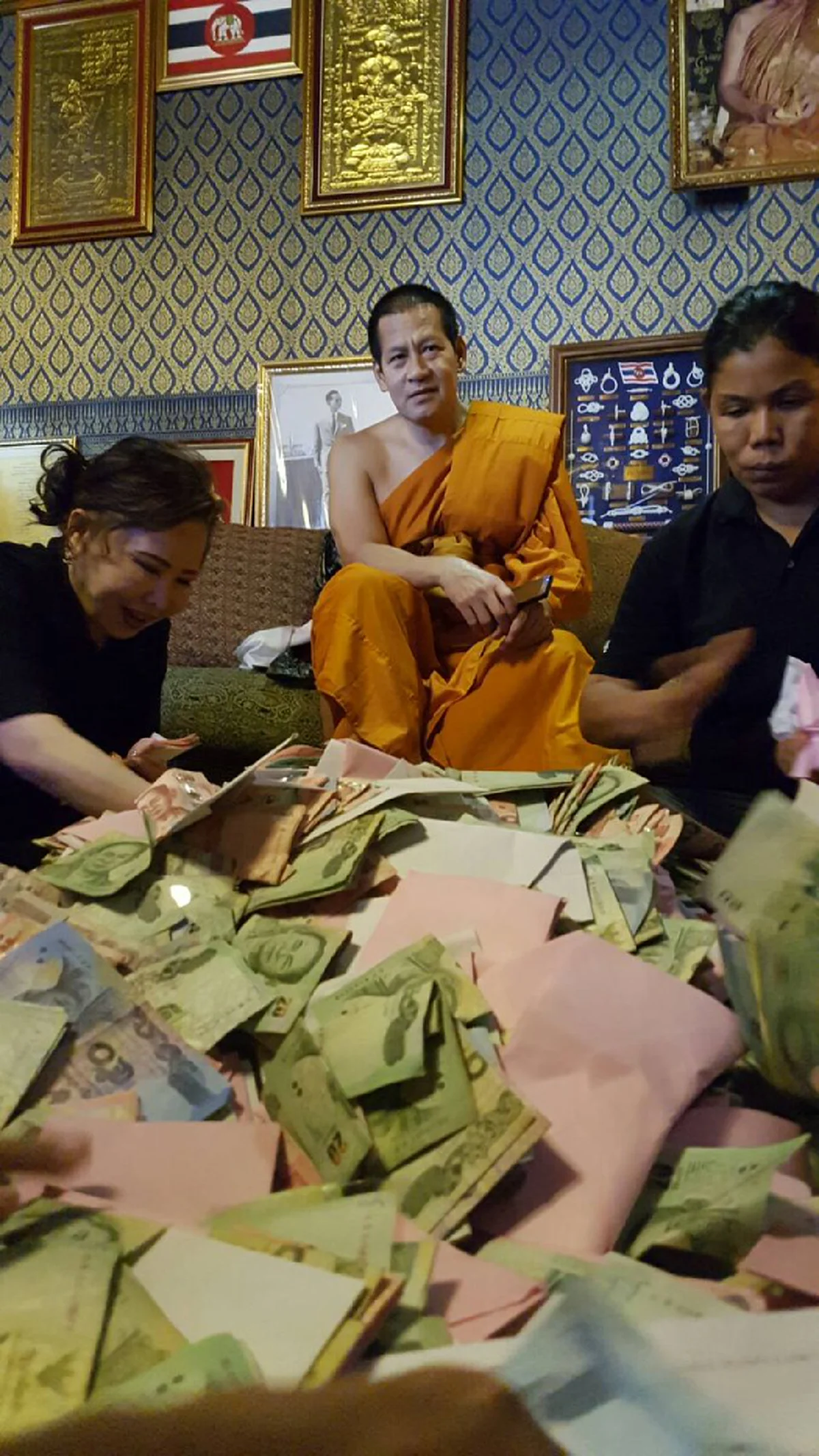 อนุโมทนา..ชื่นใจจริงๆ!!พระบิณฑ์กำหนดลาสิกขาพรุ่งนี้(22ม.ค.) นำปัจจัยเกือบ4แสนญาติโยมใส่บาตรตั้งแต่บวชวันแรกถวายวัดนำต่อยอดบุญ..สาธุๆๆ(ชมคลิป)