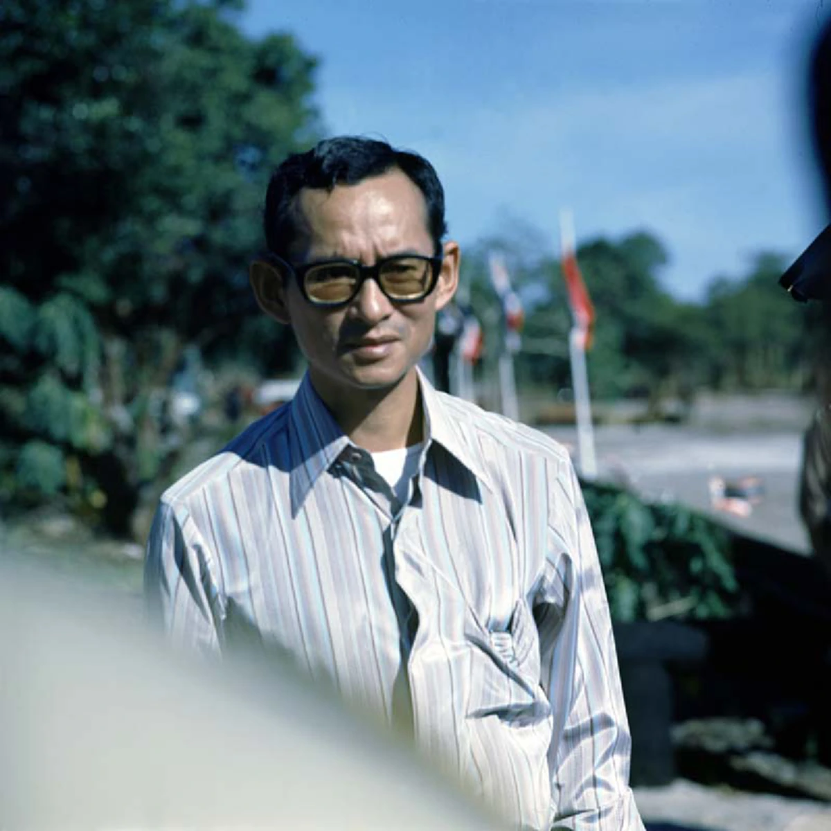 อ่านหนังสือพิมพ์นี่ตื่นเต้นดี..." อีกหนึ่งพระราชอารมณ์ขัน  เมื่อครั้งงานศึกษาสัมพันธ์ ที่วิทยาลัยประสานมิตร 