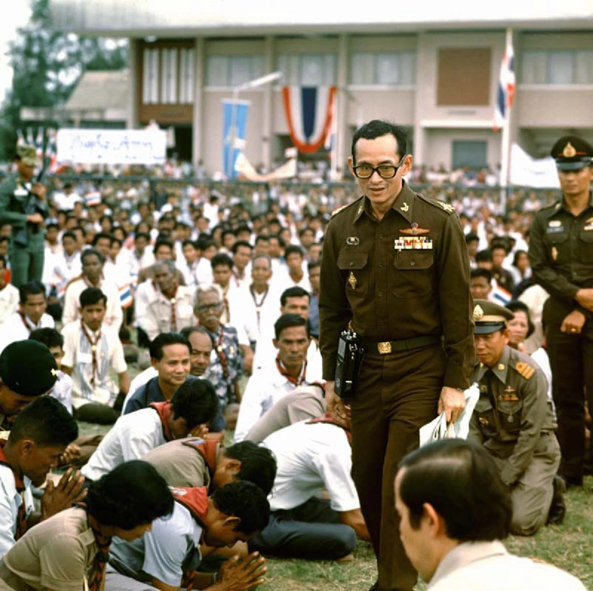 พระราชอารมณ์ขัน..อ่านแล้วถึงกับอมยิ้ม...เมื่อครั้งพระราชทานปริญญาบัตรมหาวิทยาลัยประสานมิตร...ทรงตรัส วันนี้ฉันได้ให้ปริญญาบัตรไปกี่กิโล