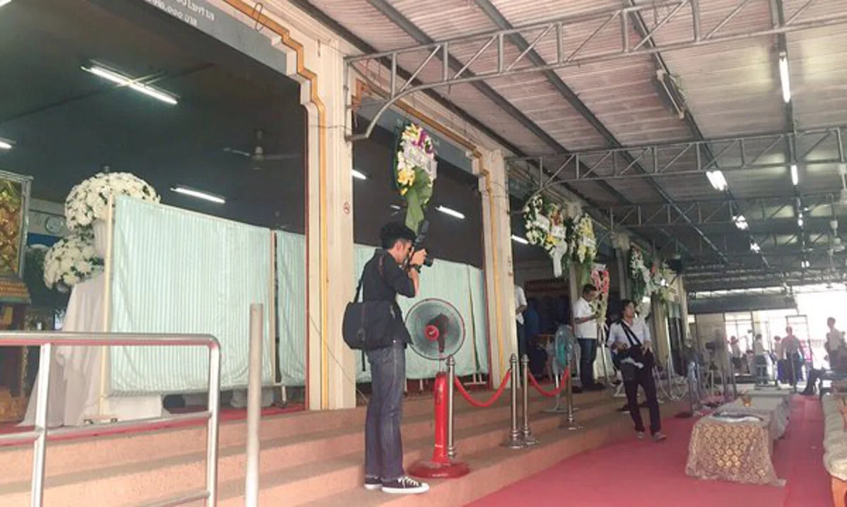 ด่วน !!! "เพื่อนปอ" ช่วยกั้นม่าน "งานศพ"  หลังโดนสื่อรุมหนักเกินไป  เเต่ช่อง 3 เก็บภาพเจ้าเดียว