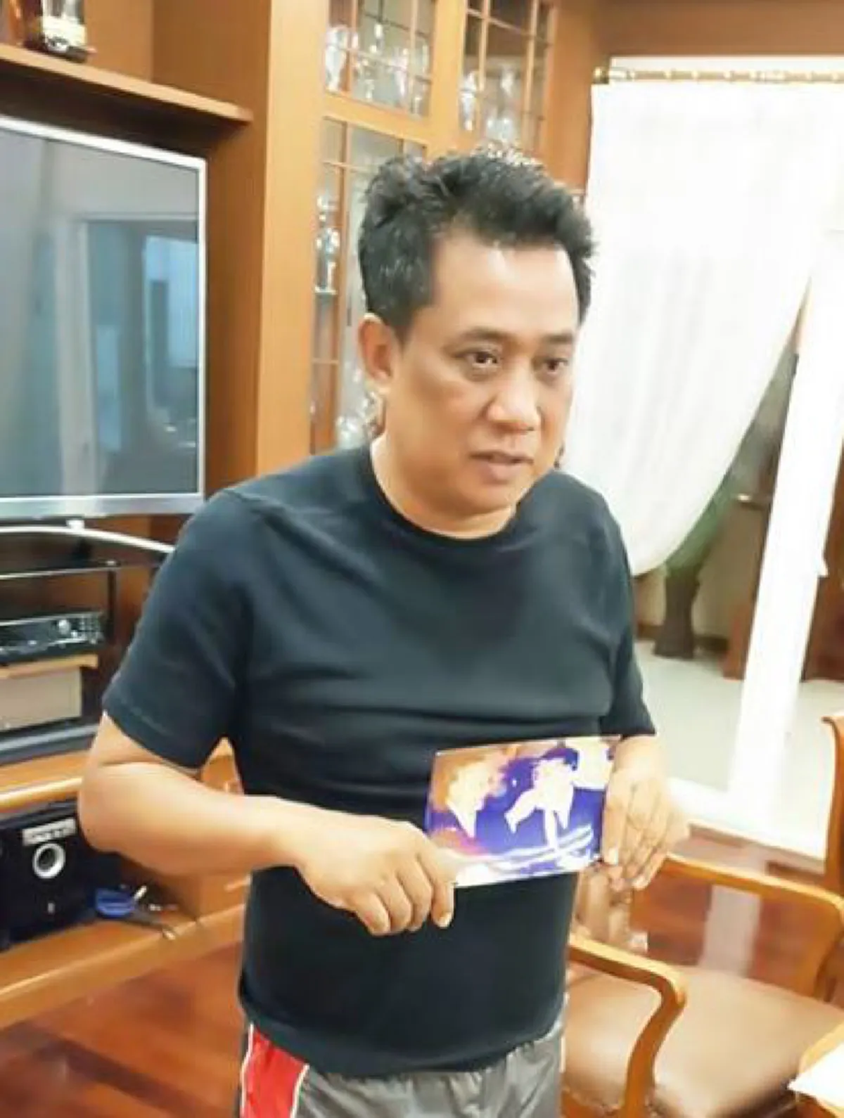 โปรดใช้วิจารณญาณรับฟัง!!! คลิปสัมภาษณ์ "อริสมันต์ " ในวันเกิดเหตุไฟไหม้บ้านโดนเปลวไฟลวก  จนนาทีนี้จะขอเป็นข้ารองพระบาทฯสวนทางพฤติการณ์เดิมๆในอดีต ??  