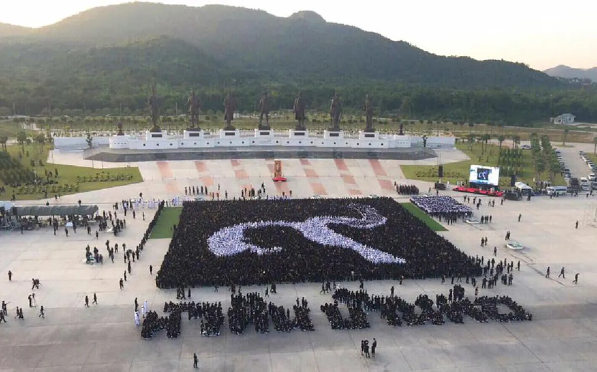 ซาบซึ้งทุกความรู้สึก !! ชาวหัวหินจุดเทียนถวายอาลัยร่วมแปรอักษร "หัวหิน บ้านพ่อ"   ณ อุทยานราชภักดิ์ 