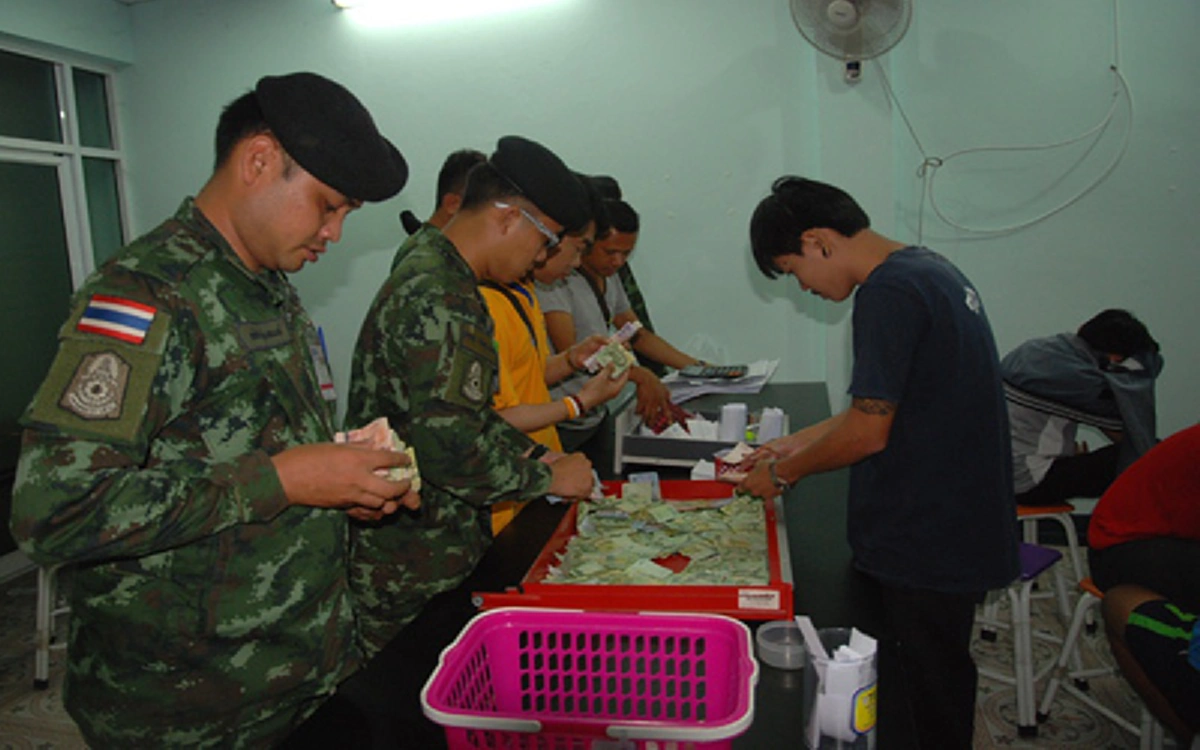 เด้ง 4 เสือสภ.เมืองศรีสะเกษ หลังทหารบุกจับบ่อนพนันบอลกลางเมือง