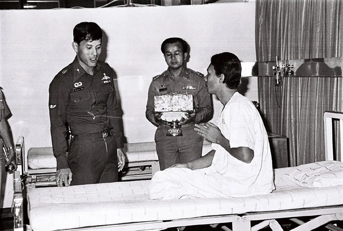 "เราจะอยู่ที่นี่ต่อไป...ยังไม่กลับ" พระราชดำรัสของสมเด็จพระเจ้าอยู่หัวมหาวชิราลงกรณฯ ครั้งเสด็จฯร่วมรบกับกองทัพภาคที่ 4 ปะทะกลุ่มก่อการร้ายภาคใต้ปี 2520 # ขอทรงพระเจริญ