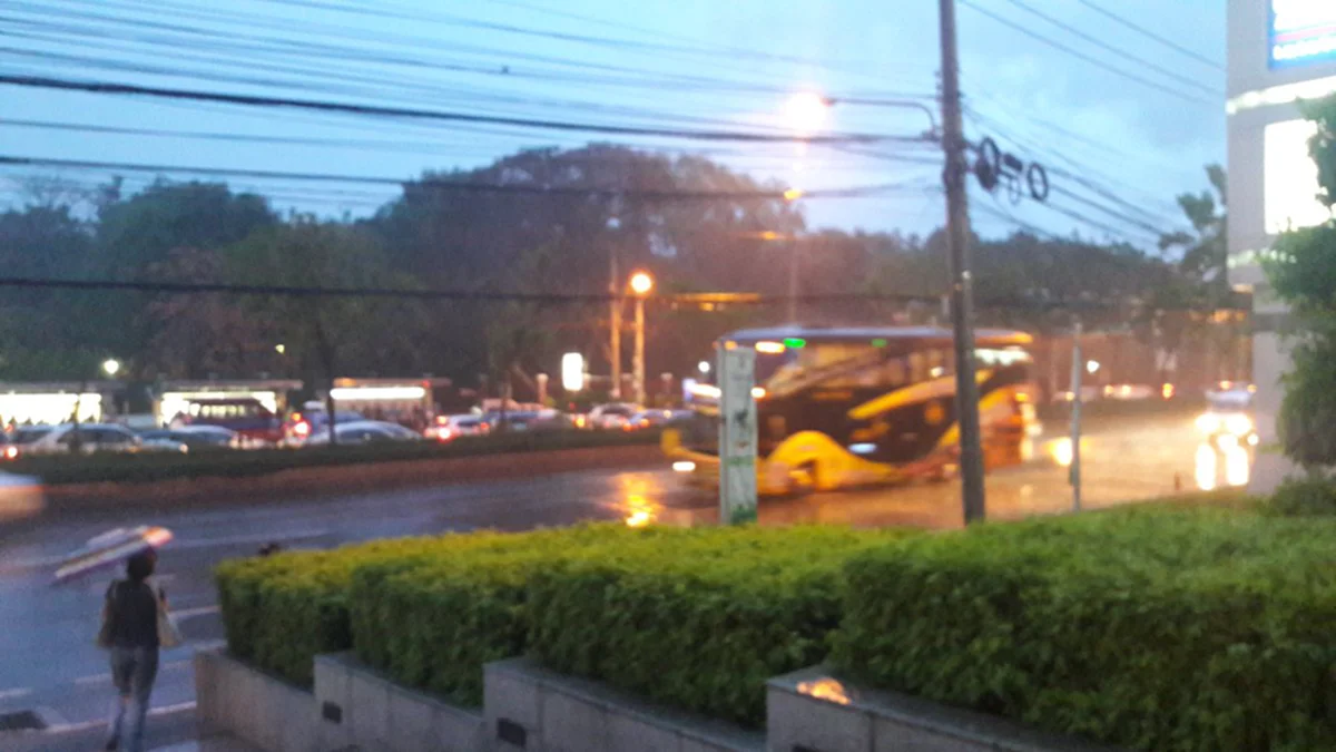 ฝนมาแล้ว!! กรุงเทพฯช่วงเย็น-ค่ำฝนตก