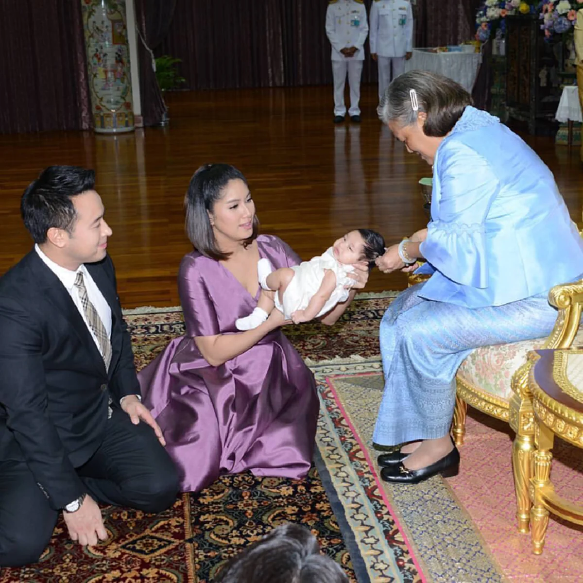 ปลื้มปริ่ม !!! "มิก-เบนซ์" นำ "น้องปริม" บุตรสาว เข้ารับพระราชทานตัดผมไฟจาก "สมเด็จพระเทพฯ" 