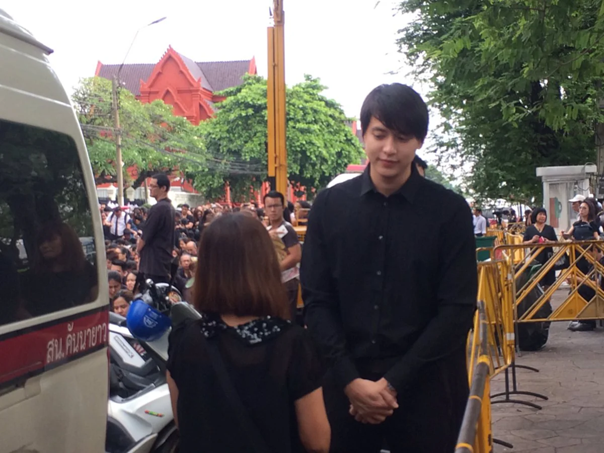 ศรัทธาล้นเกล้า.."เจมส์ จิรายุ" ร่วมปชช.รอลงนามถวายความอาลัยพระบาทสมเด็จพระเจ้าอยู่หัวในพระบรมโกศ