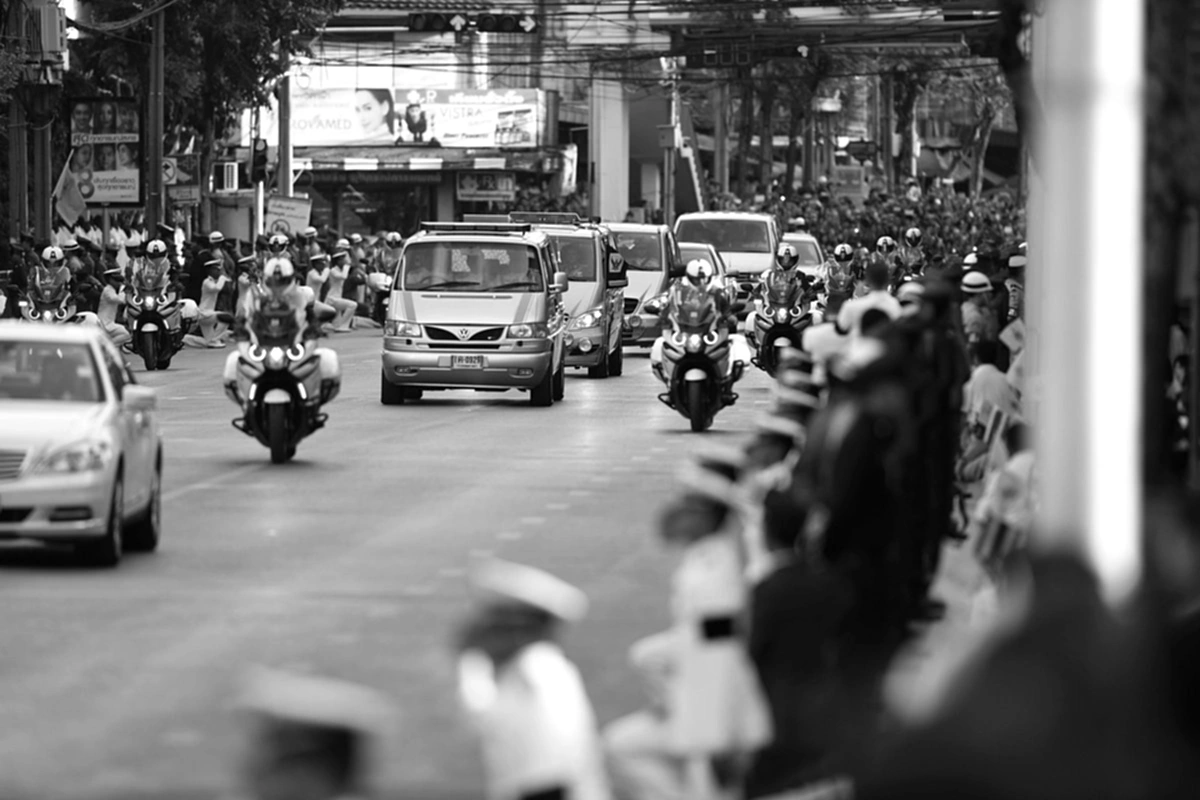 ทำจากหัวใจรักพ่อหลวง!!!  คลิปวีดิโอเพลง "พระราชาผู้ทรงธรรม"  ทุกภาพทุกห้วงอารมณ์คนไทยชมแล้วน้ำตาไหล (คลิป)