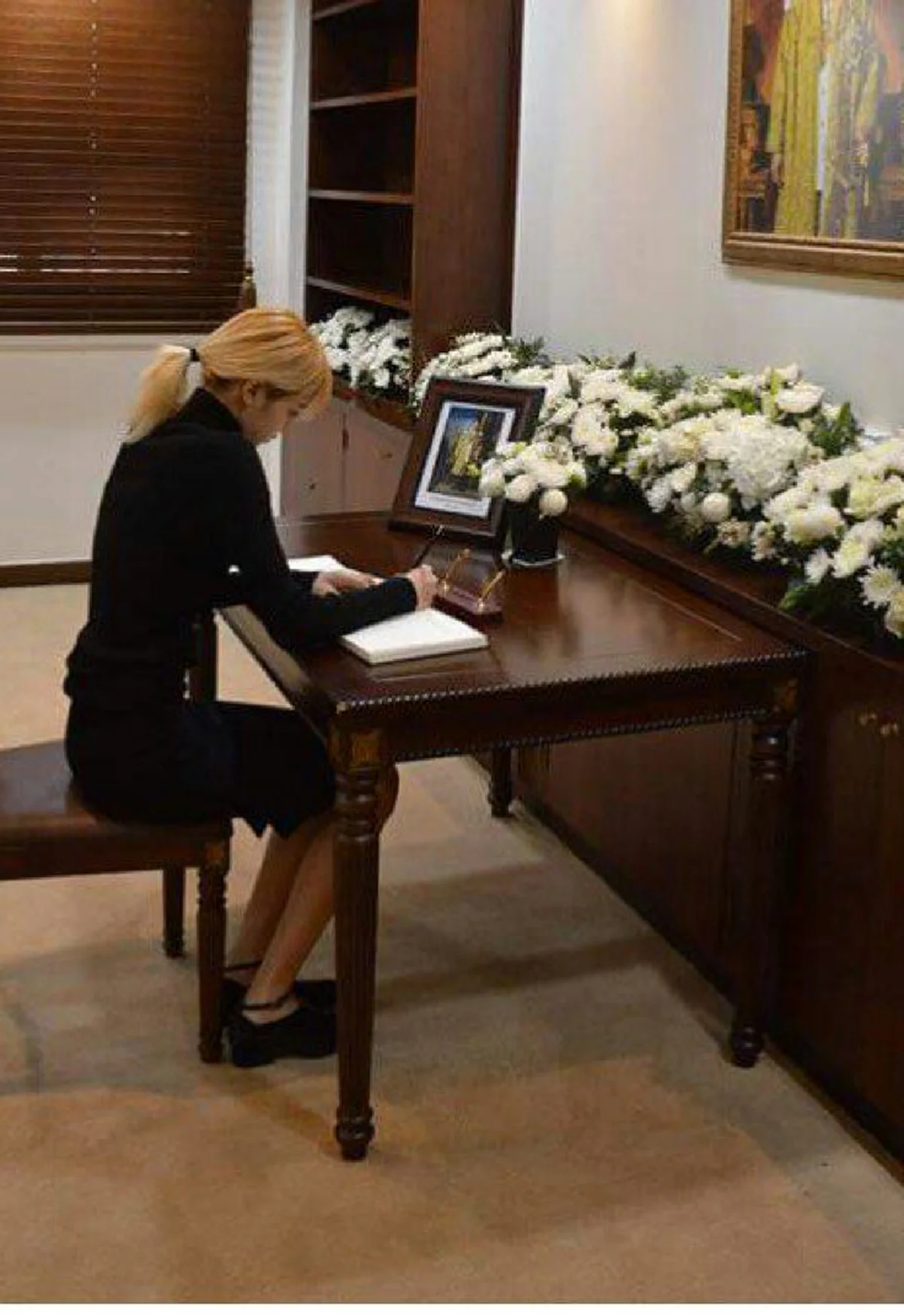 ศิลปินไทยในเกาหลีใต้ ได้ร่วมเดินทางลงนามแสดงความอาลัยพระบาทสมเด็จพระเจ้าอยู่หัวในพระบรมโกศ ณ สถานเอกอัครราชทูตไทยฯ