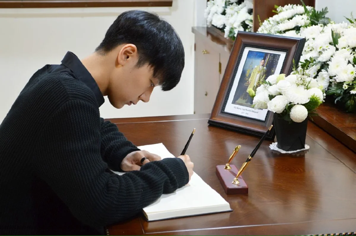 ศิลปินไทยในเกาหลีใต้ ได้ร่วมเดินทางลงนามแสดงความอาลัยพระบาทสมเด็จพระเจ้าอยู่หัวในพระบรมโกศ ณ สถานเอกอัครราชทูตไทยฯ
