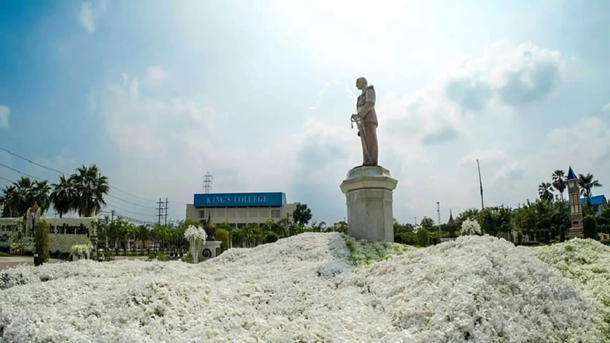 ทำเพื่อพ่อ.. โรงเรียน ภ.ป.ร.ราชวิทยาลัย จัดตกแต่งดอกไม้รอบลานพระบรมราชานุสาวรีย์ร.๙ ถวายอาลัย