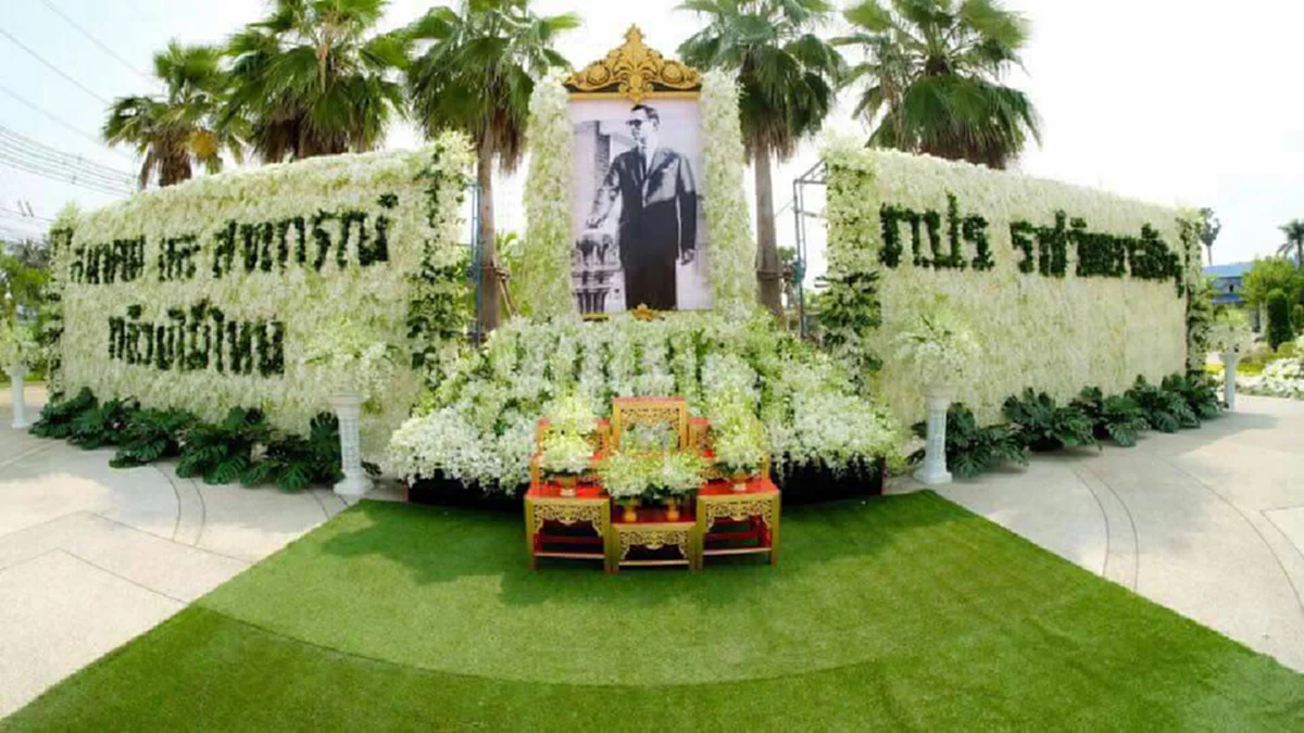 ทำเพื่อพ่อ.. โรงเรียน ภ.ป.ร.ราชวิทยาลัย จัดตกแต่งดอกไม้รอบลานพระบรมราชานุสาวรีย์ร.๙ ถวายอาลัย