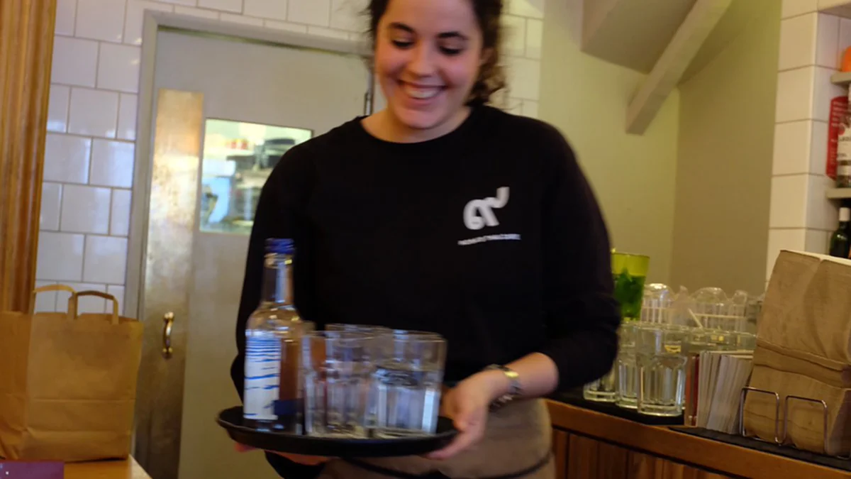 ชื่นชมในสำนึก!! ชาวเน็ตแห่แชร์ภาพร้านอาหารกรุงลอนดอน ประดับพระบรมฉายาลักษณ์ พนง.แต่งดำถวายความอาลัย "ในหลวง ร.9"