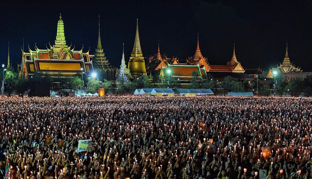 ประทับใจมิรู้ลืม!!! คลิปภาพมุมสูงเหนือท้องสนามหลวง ขณะคนไทยเปล่งเสียงร้อง "สรรเสริญพระบารมี" ถวายความจงรักภักดี "องค์พ่อหลวง"