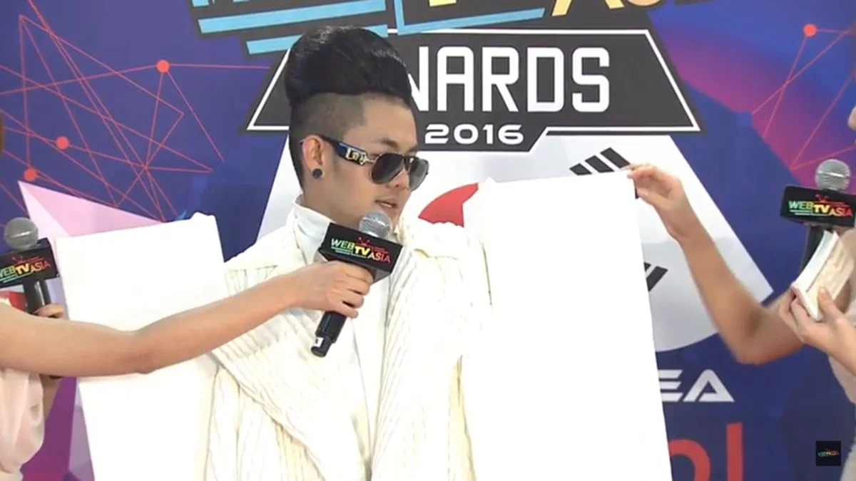 ขนลุกไปทั้งตัว !!! "เก่ง ธชย" ขับเสภา "ถวายอาลัย" สุดยิ่งใหญ่ในงาน #WebTVAsia 2016 Awards ผู้ร่วมงานน้ำตาซึมคิดถึง "พ่อหลวง" (คลิป)