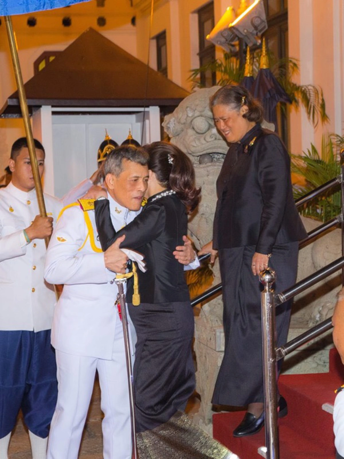 ปลาบปลื้ม!!! รัชกาลที่ 10 ทรงฉายพระรูปพร้อมพระเชษฐภคินี-พระขนิษฐา หน้าพระบรมโกศ
