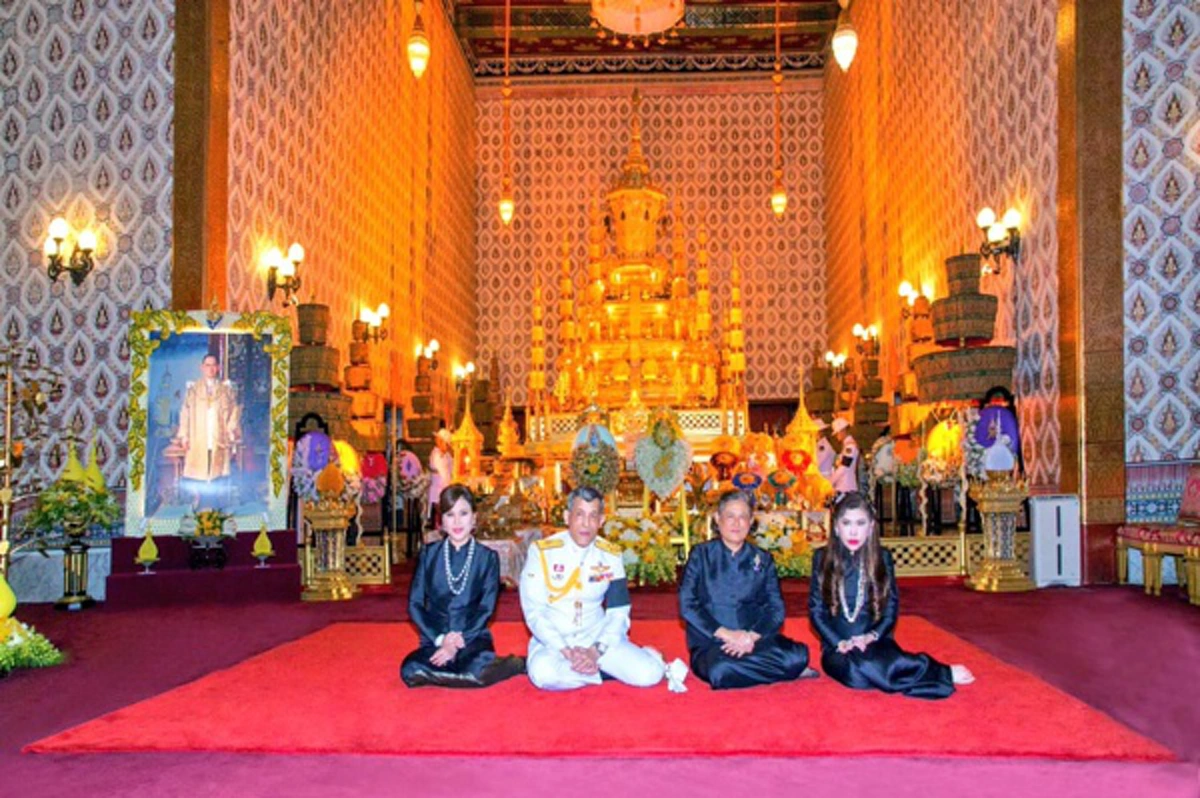 ปลาบปลื้ม!!! รัชกาลที่ 10 ทรงฉายพระรูปพร้อมพระเชษฐภคินี-พระขนิษฐา หน้าพระบรมโกศ