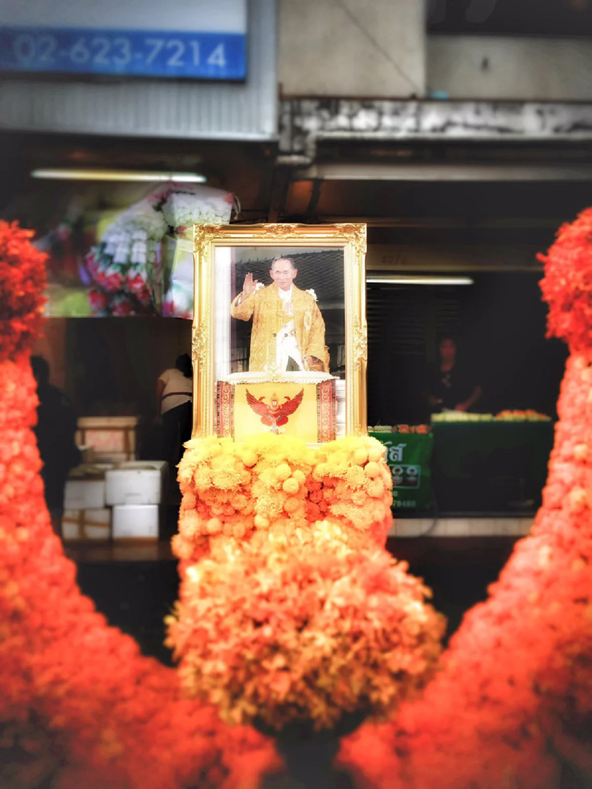 "ทูลกระหม่อมหญิงอุบลรัตนฯ" ทรงโพสต์ขอบใจชาวปากคลองตลาด หลังร่วมจัดซุ้มดอกไม้ถวายเนื่องในโอกาสวันพระราชสมภพในหลวง ร.๙ 