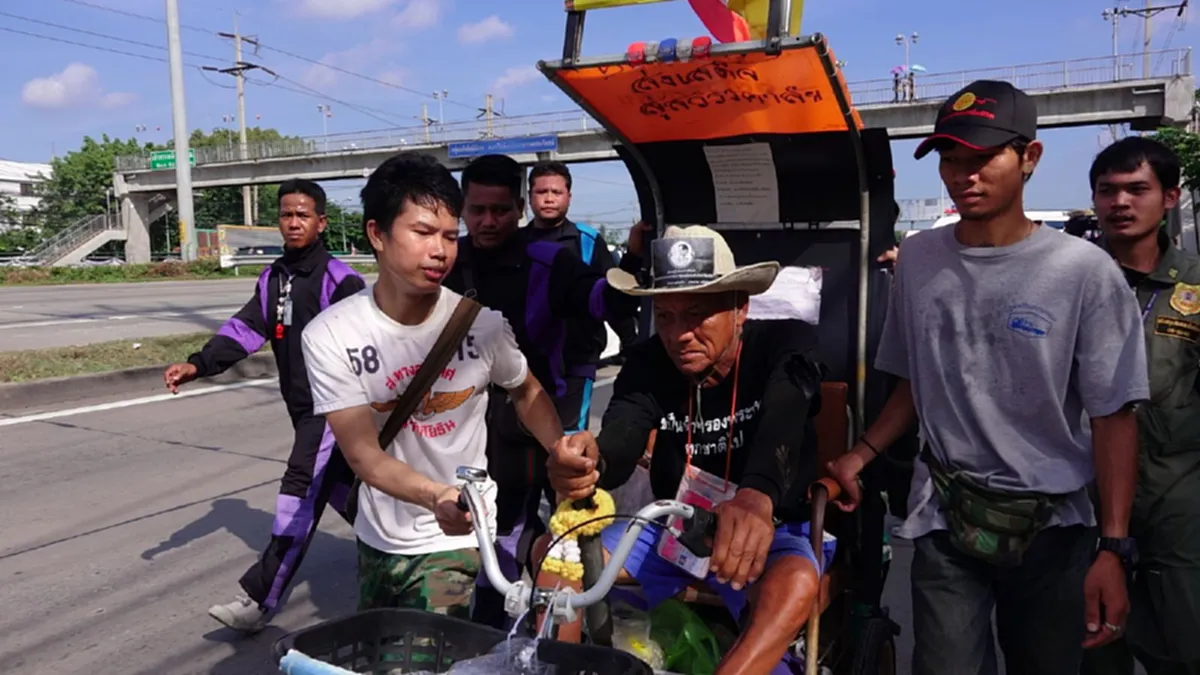 ทุกกำลังใจคนไทยที่ส่งให้!!!คุณตาพิการวัย 84ปีนั่งรถสามล้อแบบคันโยกจากบุรีรัมย์ถึงปทุมธานีแล้ว!!หากร่างกายยังไหววันนี้จะเข้ากรุงเทพเลย