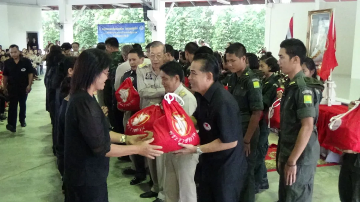 ทูลกระหม่อมหญิงอุบลรัตนราชกัญญา สิริวัฒนาพรรณวดี  ประทานสิ่งของ ตามโครงการหนึ่งใจช่วยเหลือผู้ประสบภัย ในพื้นที่อำเภอห้วยยอด จังหวัดตรัง 