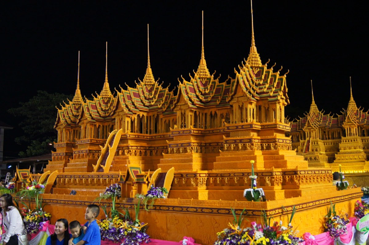 งานออกพรรษา งดมหรสพทั่วประเทศ ประชาชนสวมชุดไว้ทุกข์ร่วมทำบุญ อุทิศถวายแด่พระบาทสมเด็จพระเจ้าอยู่หัว ร.9