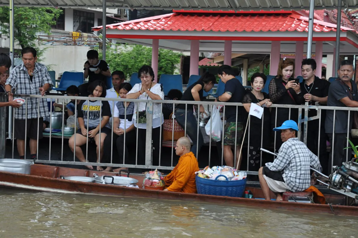 บุญนี้เพื่อพ่อ  ชาวปทุมฯ ลุยน้ำท่วมตักบาตรพระร้อยทางเรือถวายบุญแด่ในหลวงร.9